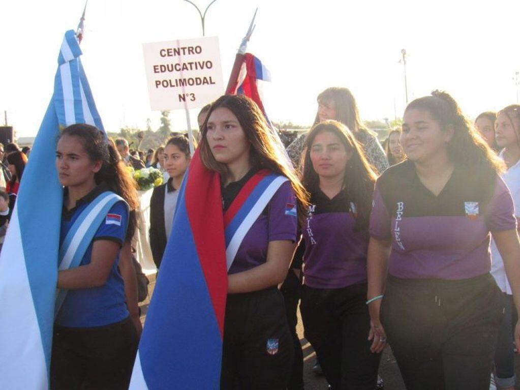 Jóvenes estudiantes de Misiones con las banderas Argentina y de Misiones. (MisionesOnline)