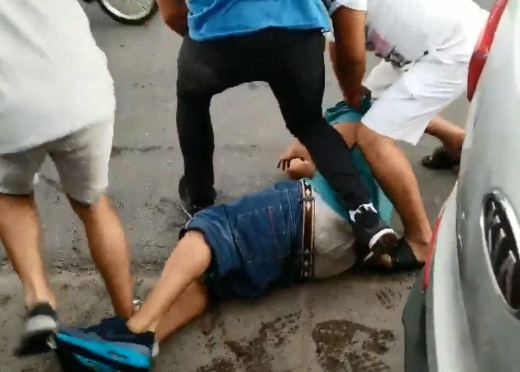 Vecinos y comerciantes de Empalme Graneros casi linchan a un presunto delincuente antes de entregarlo a la policía. (Captura de pantalla)