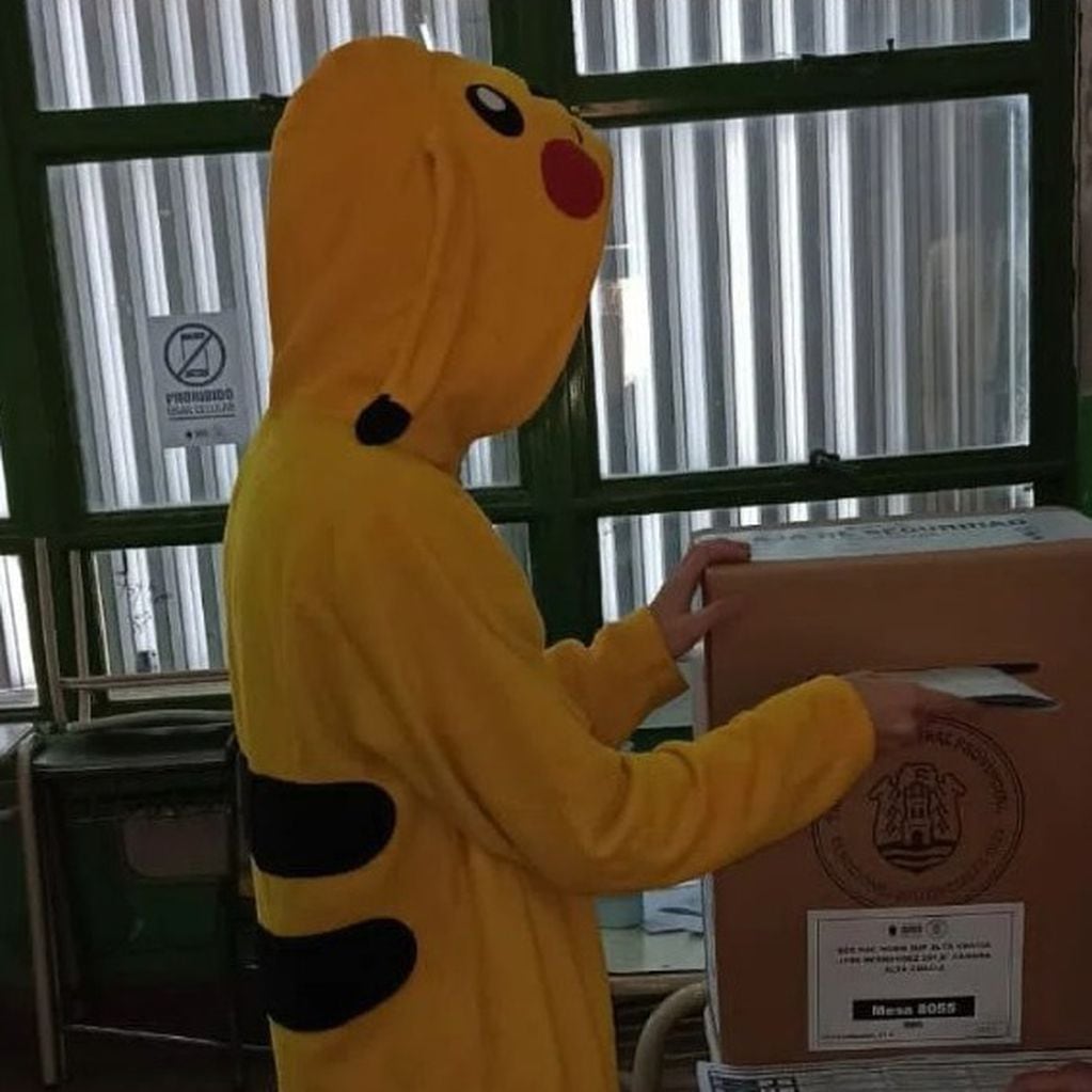 Pikachu votó en Alta Gracia.