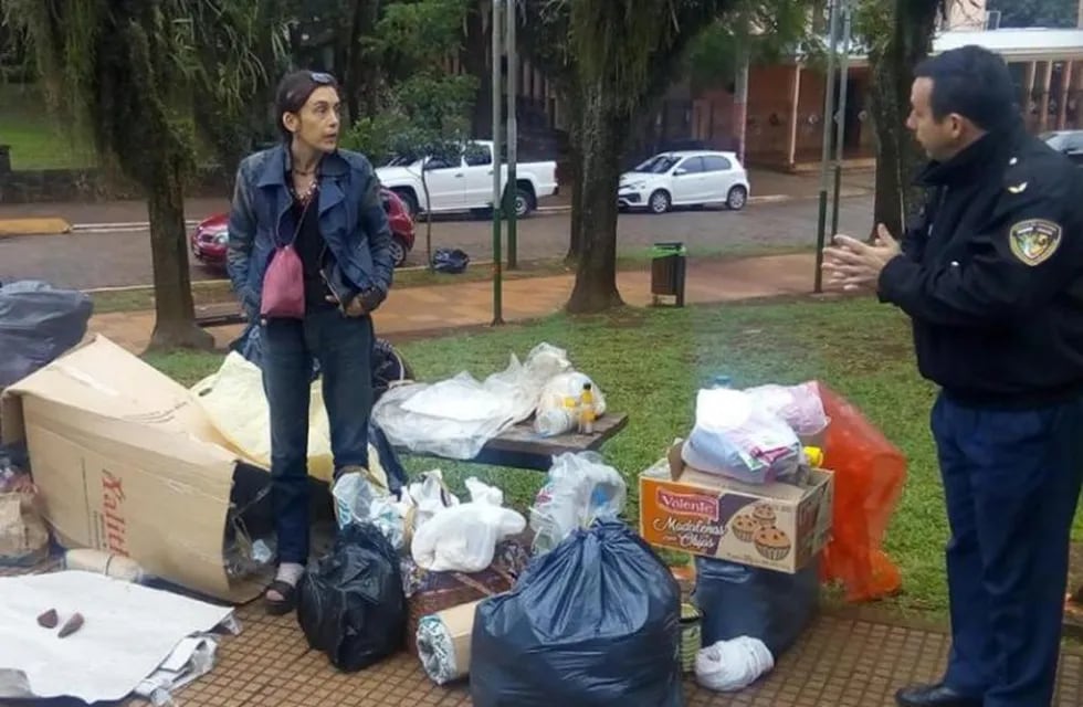 Rodeada de bolsas y paquetes, Carla V. permanecía en la Plaza San Martín de Iguazú. (El Independiente)