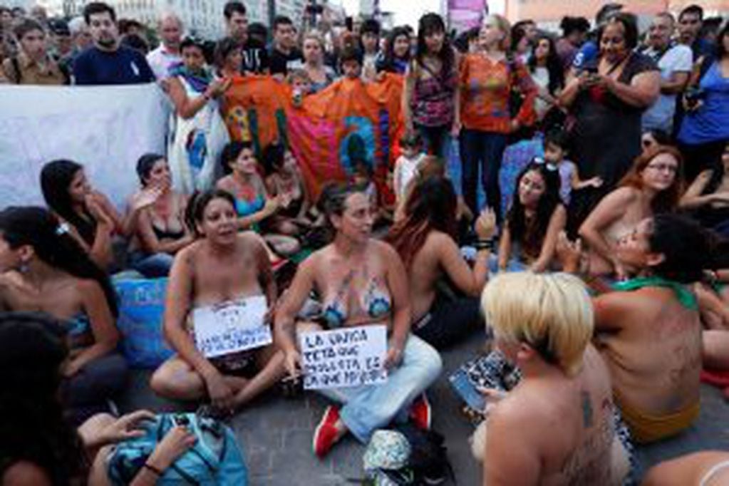 BAS23. BUENOS AIRES (ARGENTINA), 07/02/2017.- Mujeres participan de un "tetazo", una protesta contra la prohibición de hacer "topless", hoy, martes 7 de febrero de 2017, en el Obelisco de Buenos Aires (Argentina). La manifestación fue generada por un ampl