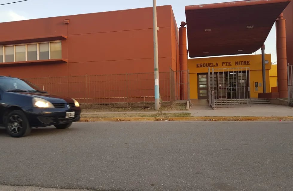 En la puerta de este colegio de Río Tercero ocurrió  el siniestro vial que dejó a un menor herido de 5 años.