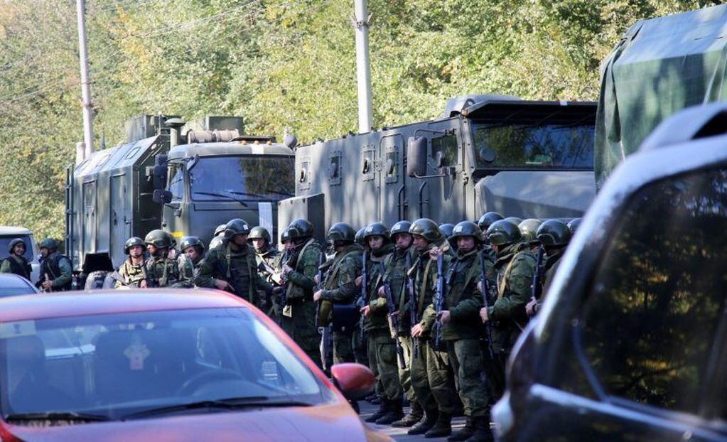 Militares bloquean la carretera que conduce al instituto politécnico de la ciudad de Kerch (REUTER)