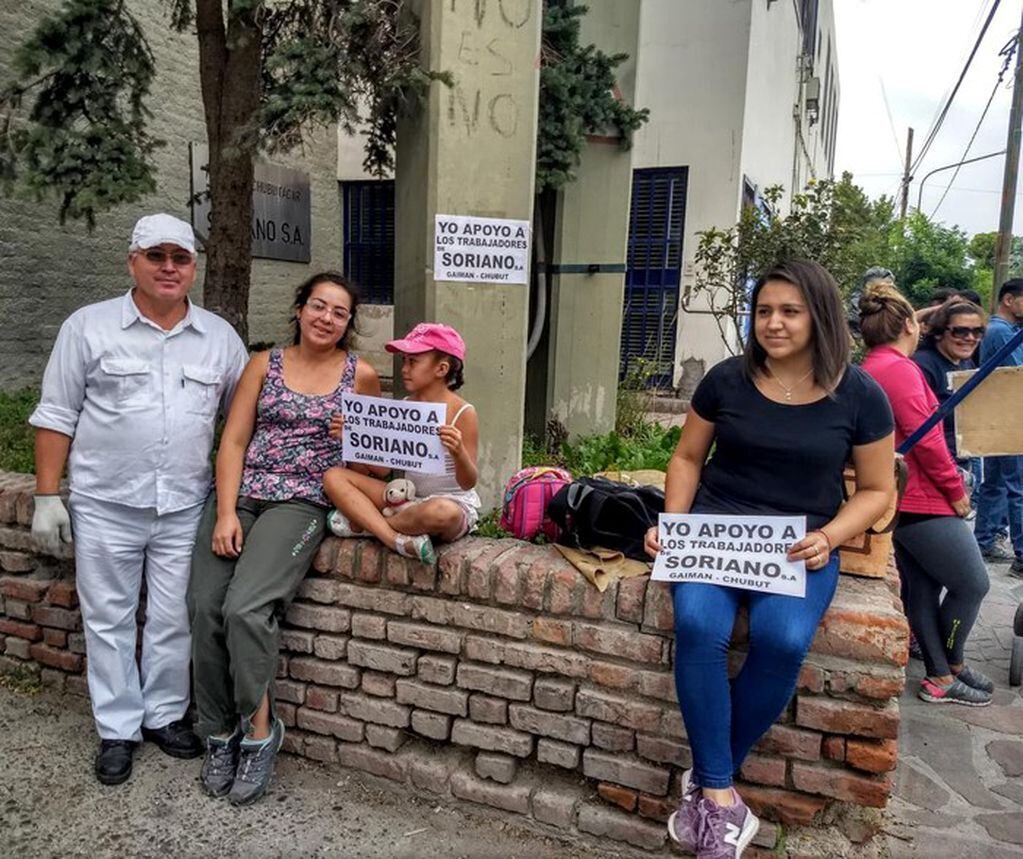 Familiares de los trabajadores apoyaron la protesta ante la incertidumbre laboral que viven. Foto: Radio 3.