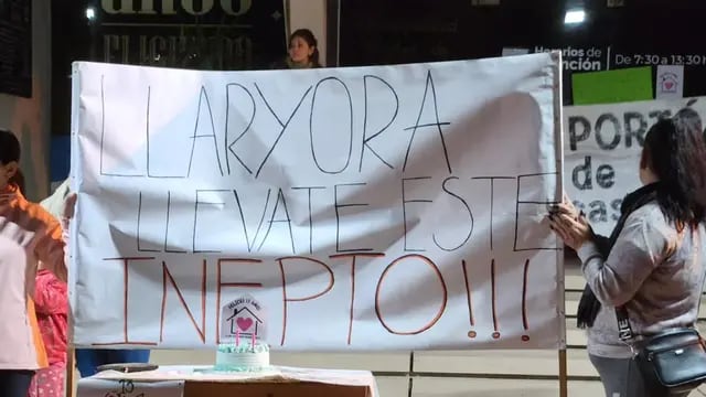 Vecinos reclamaron la entrega de viviendas frente a la Municipalidad de Arroyito