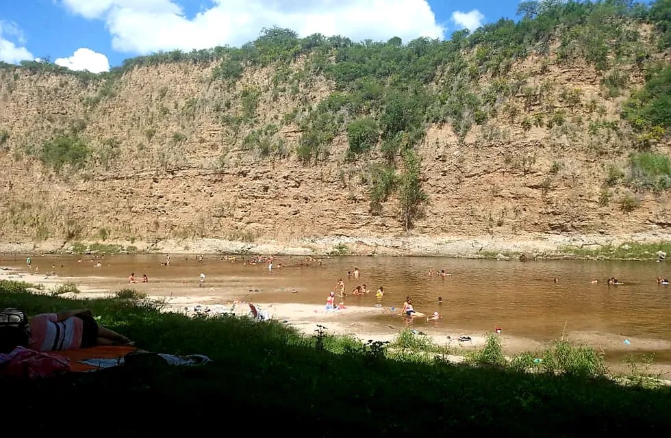 A la vera del río en Bialet Massé -a unos 18 kilómetros de Villa Carlos Paz-. Verano 2021.