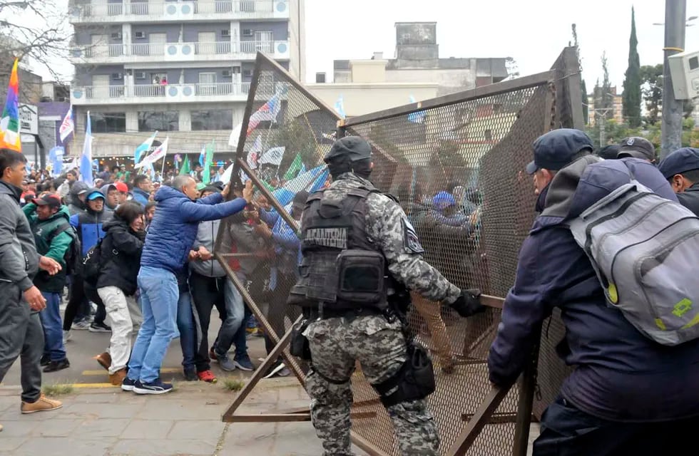 Protestas y represión en Jujuy por la aprobación y jura de la reforma constitucional jujeña (Telam)