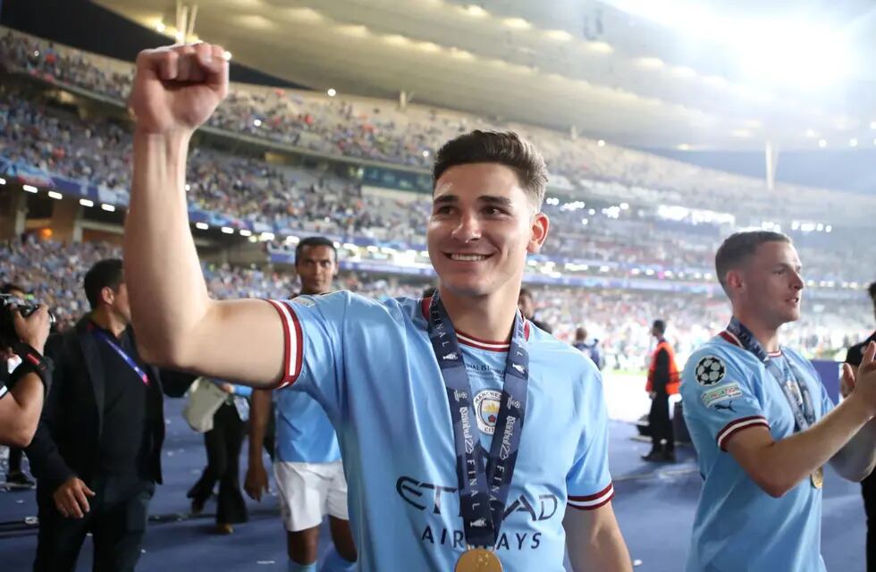 Julián Álvarez celebra el título logrado con Manchester City. (Gentileza Four Four Two).