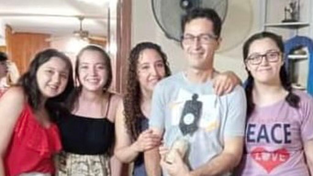 Emilia junto a sus tres hijas y su esposo, Guillermo.