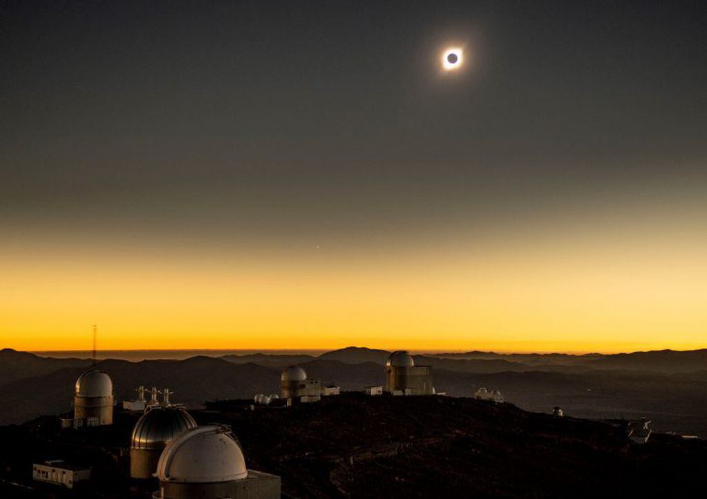 Así se vio el eclipse en La Silla European Southern Observatory (ESO) en La Higuera, Coquimbo, Chile. (Foto:MARTIN BERNETTI / AFP)