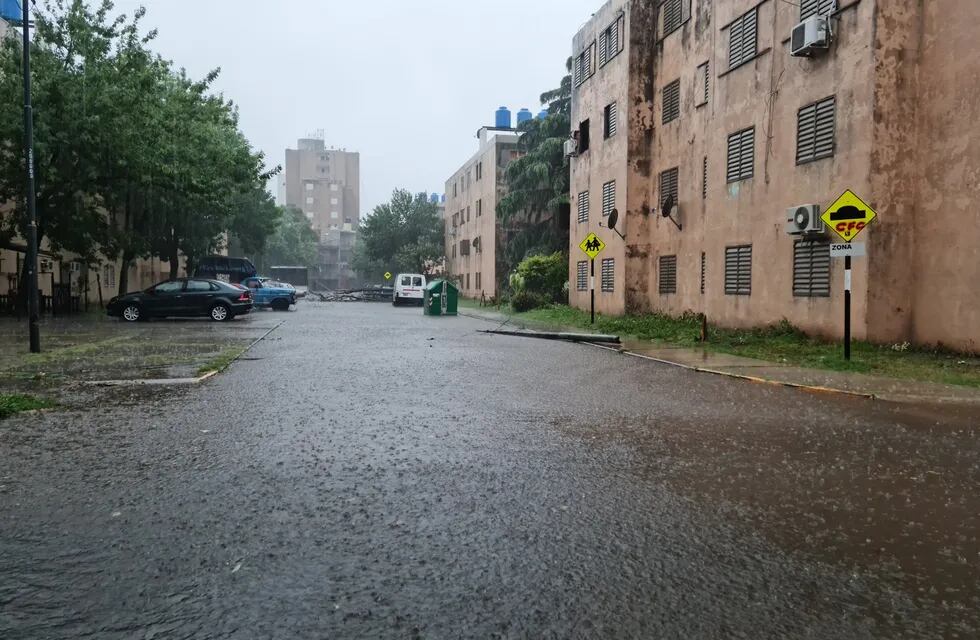 Fuerte tormenta en Rosario (@emergenciasAR)