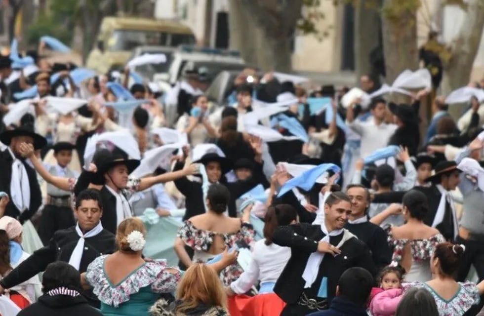 El pericón se bailó en todos los actos que se realizaron en los departamentos de Mendoza