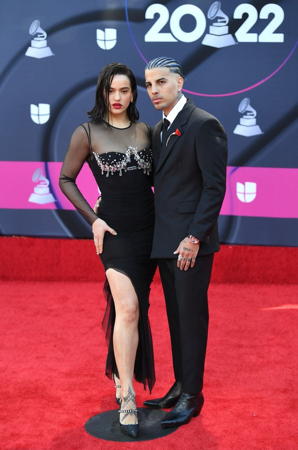 Rosalía posó junto a Raúl Alejandro en la alfombra roja de los Grammys