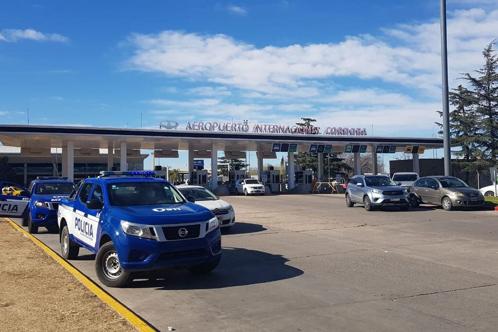 Aeropuerto de Córdoba. Una amenaza de bomba tuvo en vilo a los pasajeros.