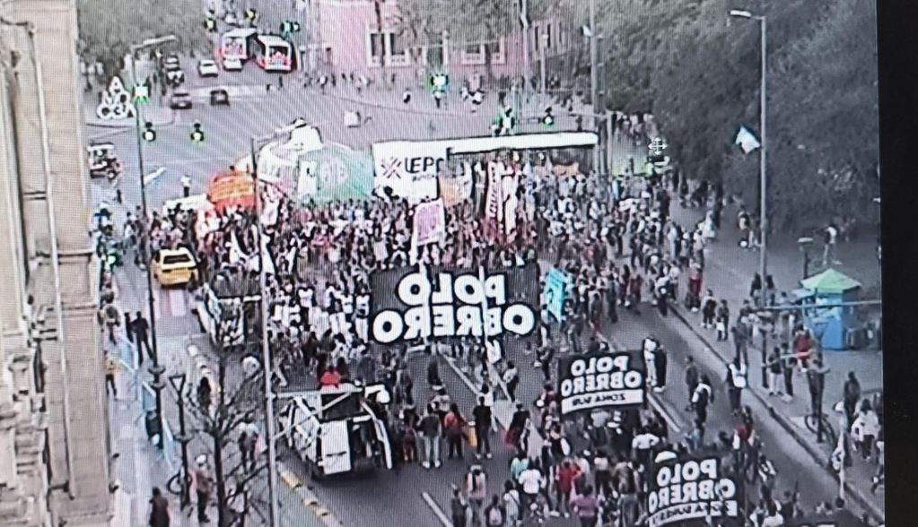 Organizaciones sociales marchan por el Centro de la ciudad.