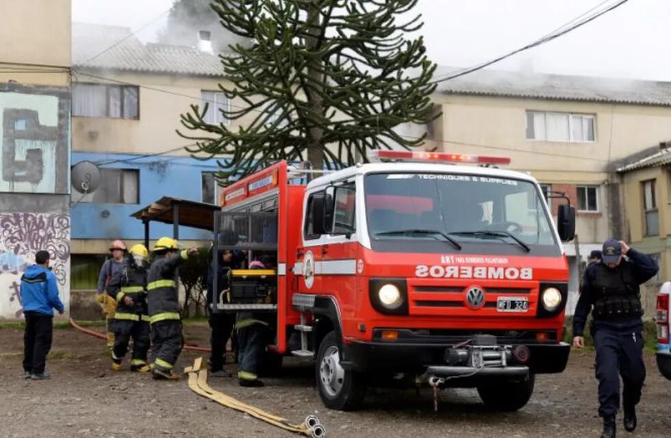 El incendio sucedió en el barrio Levalle de Bariloche. Foto: Chino Leiva