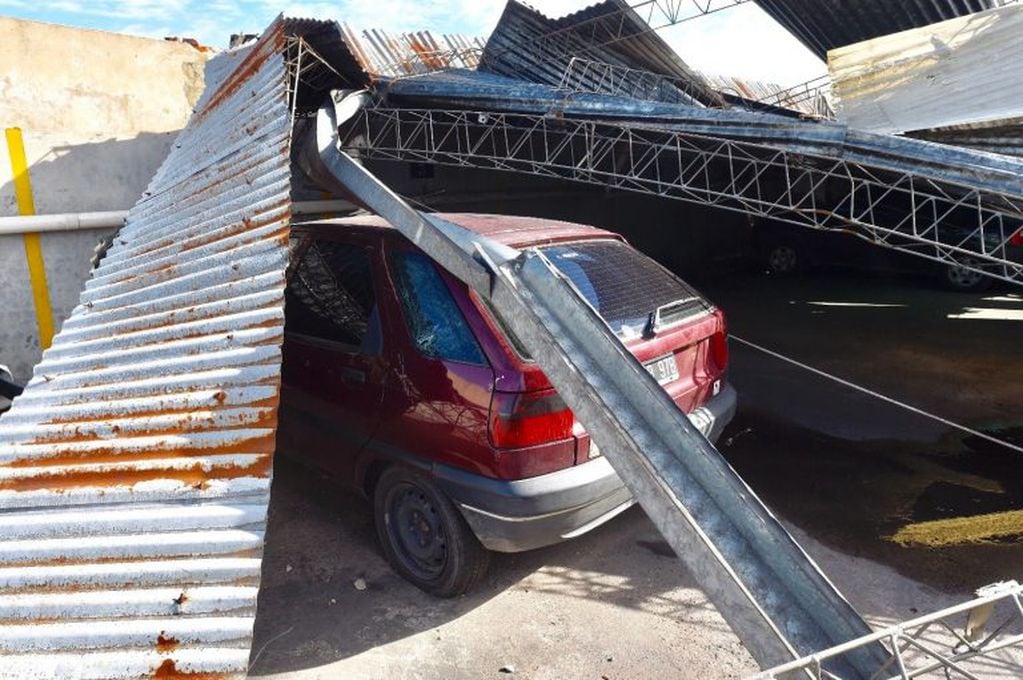 Se cayó el techo de una cochera en La Plata y una casa quedó bajo los escombros