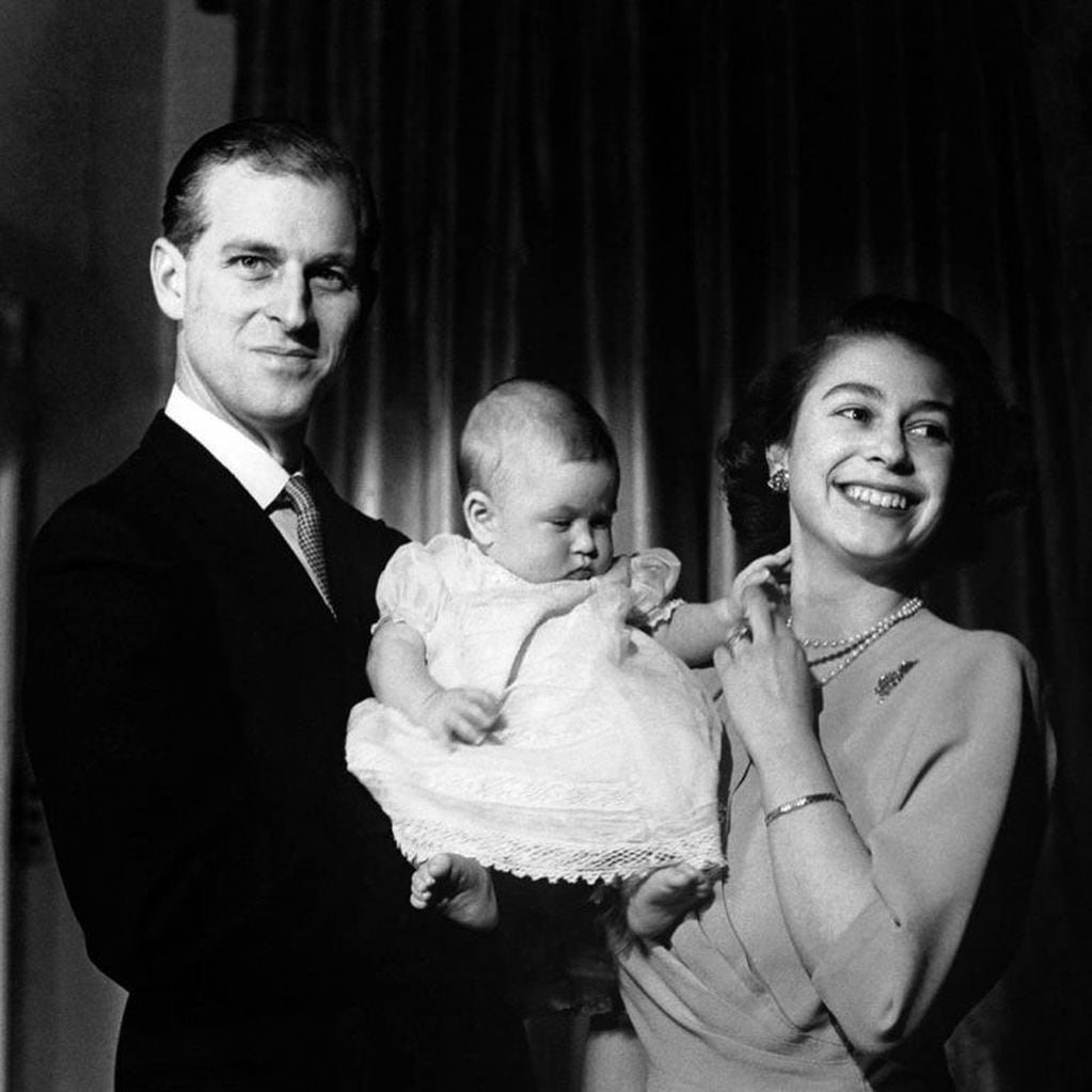 El Duque de Edimburgo y la Reina Isabel II, con su primer hijo, Carlos.