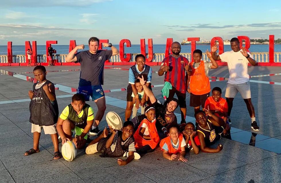 Martín Pérez Marianetti actualmente está en Guinea Ecuatorial donde armó una escuela deportiva gratuita y enseña rugby a los niños.