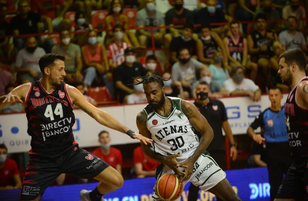 Deion McClenton, debutante en Atenas, ante la marca de Cuello (Foto: Javier Ferreyra).