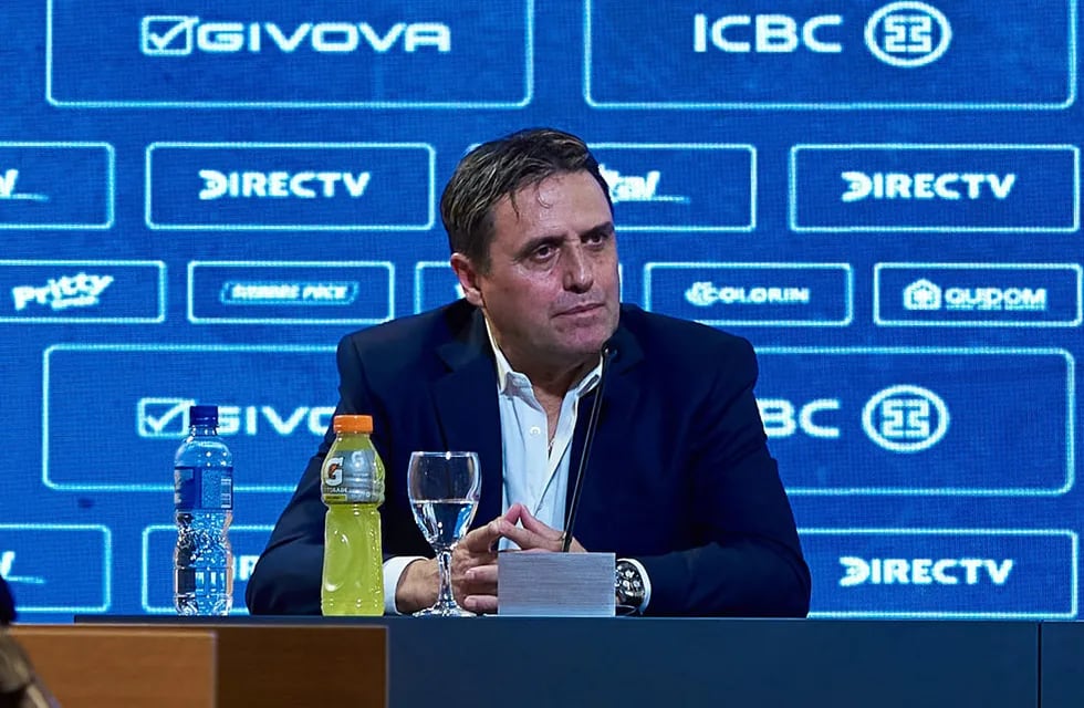 El entrenador Ángel Guillermo Hoyos y el presidente Andrés Fassi en la presentación del cuerpo técnico de Talleres para la temporada 2022. (Prensa Talleres)