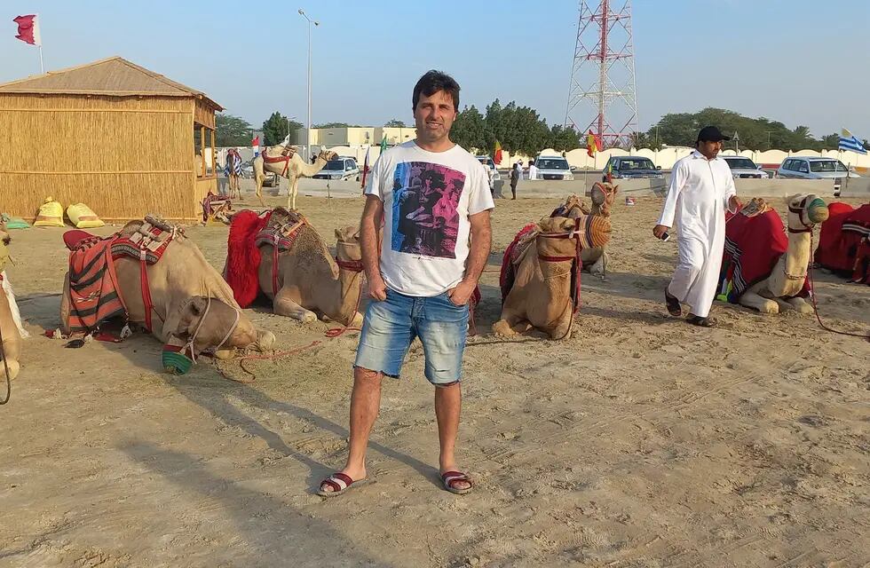 El hombre publicó fotos en Qatar para despejar dudas