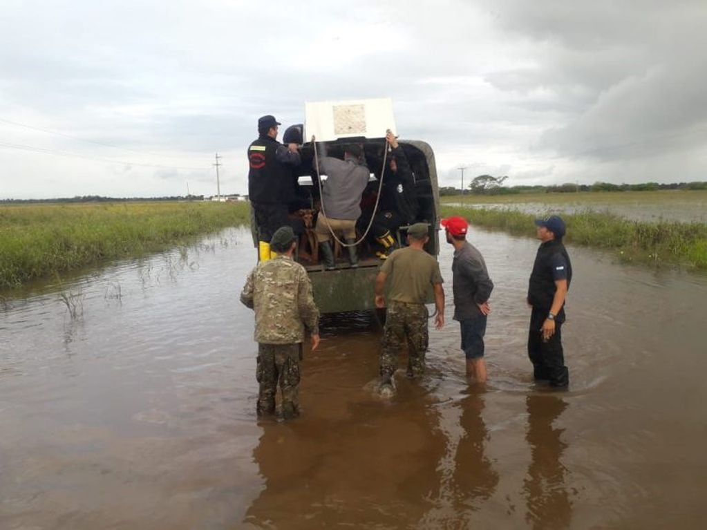 El Ejército debió asistir a las familias para poder evacuarlas en el sur de Chaco.