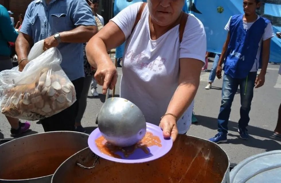 Barrios de Pie organizó ollas populares y acampe en la Plaza 25 de Mayo en Resistencia.