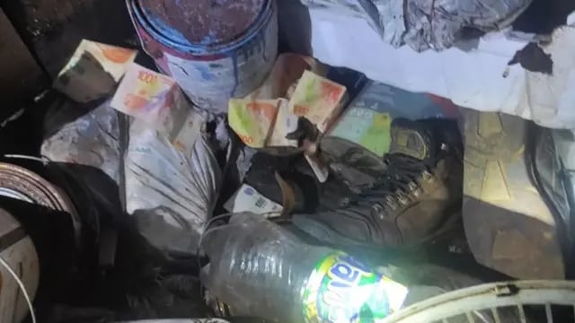 Recuperan más de 50 mil pesos oculto entre la basura de un galpón abandonado en El Soberbio