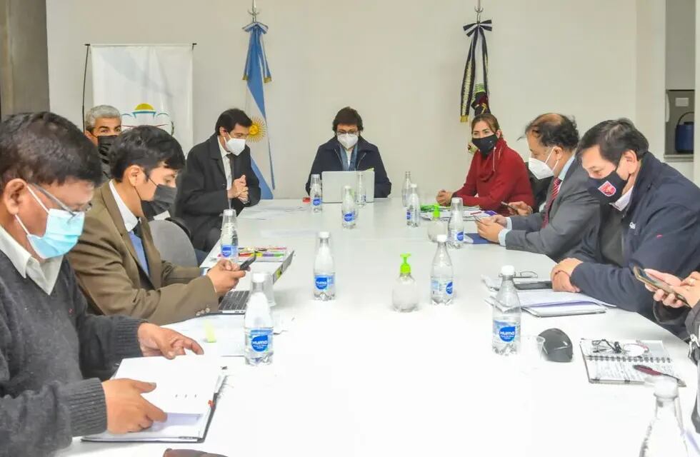 Sadir, Álvarez García y Calsina  se reunieron en el Complejo Ministerial con representantes de los gremios docentes de la provincia, a fin de avanzar en un acuerdo salarial para el 2021.