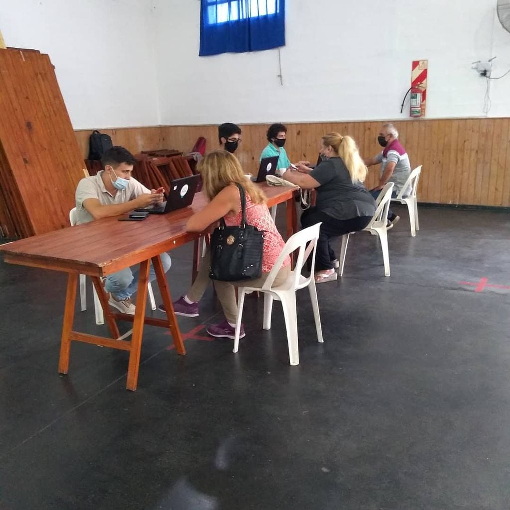 Desde la semana pasada, el Municipio dispuso de una "mesa de ayuda fija" en el espacio de la Casa de la Juventud.