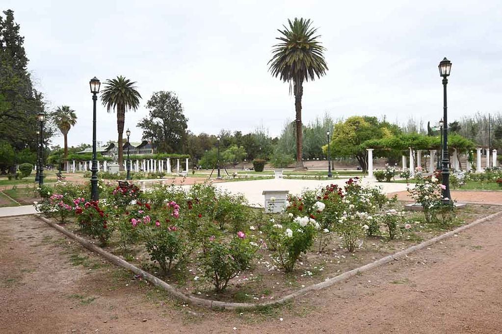 El parque General San Martín de Ciudad, se prepara para el 125° aniversario de su creación.
Zona del Rosedal y plazoleta que costea el sector este del lago.
