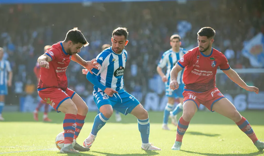 Menudo había sido contratado en la temporada 2021-2022 y disputó doce partidos con la camiseta de Deportivo La Coruña.