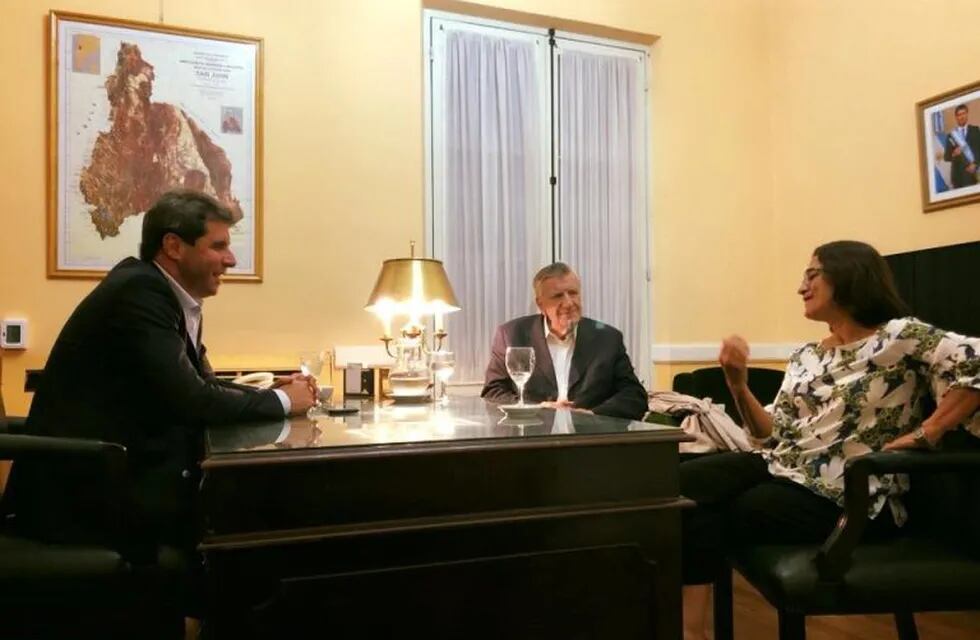 El gobernador Uñac con José Luis Gioja y la gobernadora de Catamarca, Lucía Corpacci.