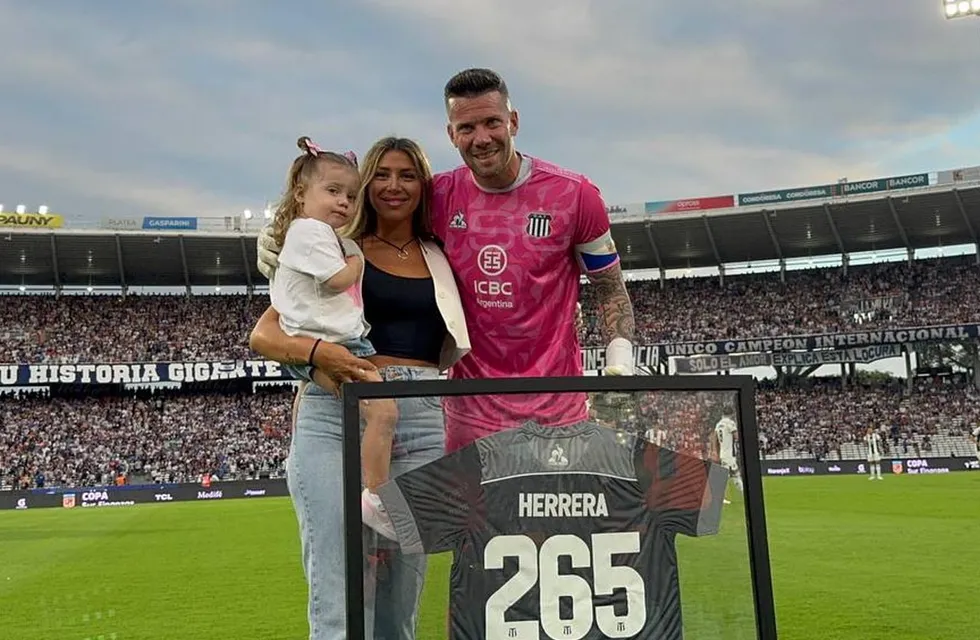 Guido Herrera y su familia en el momento de recibir el reconocimiento por llegar a los 265 partidos en Talleres. Donde también lo consideran familia (Foto de SportsCenter).