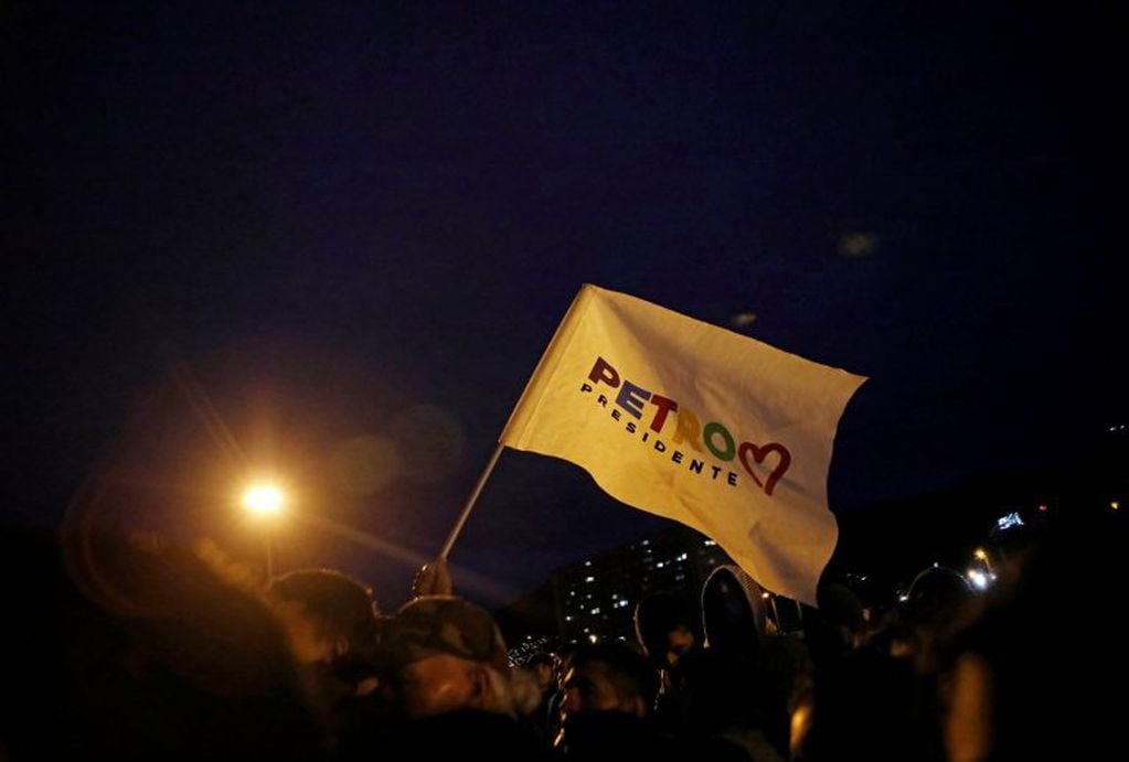 Manifestantes opositores con la bandera del candidato Gustavo Petro (Web)