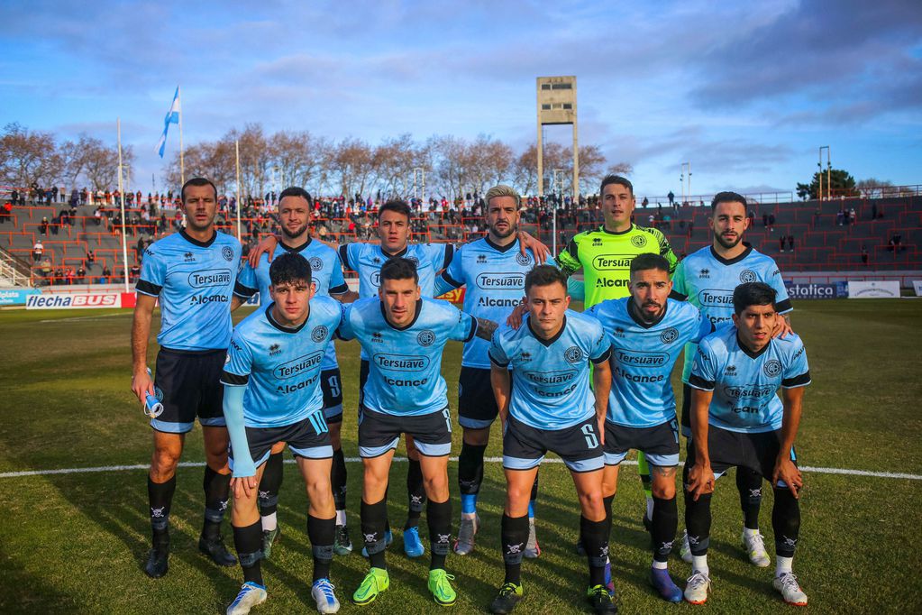 El Pirata y su equipo inicial en Mar del Plata, ante Aldosivi. (Prensa Belgrano)