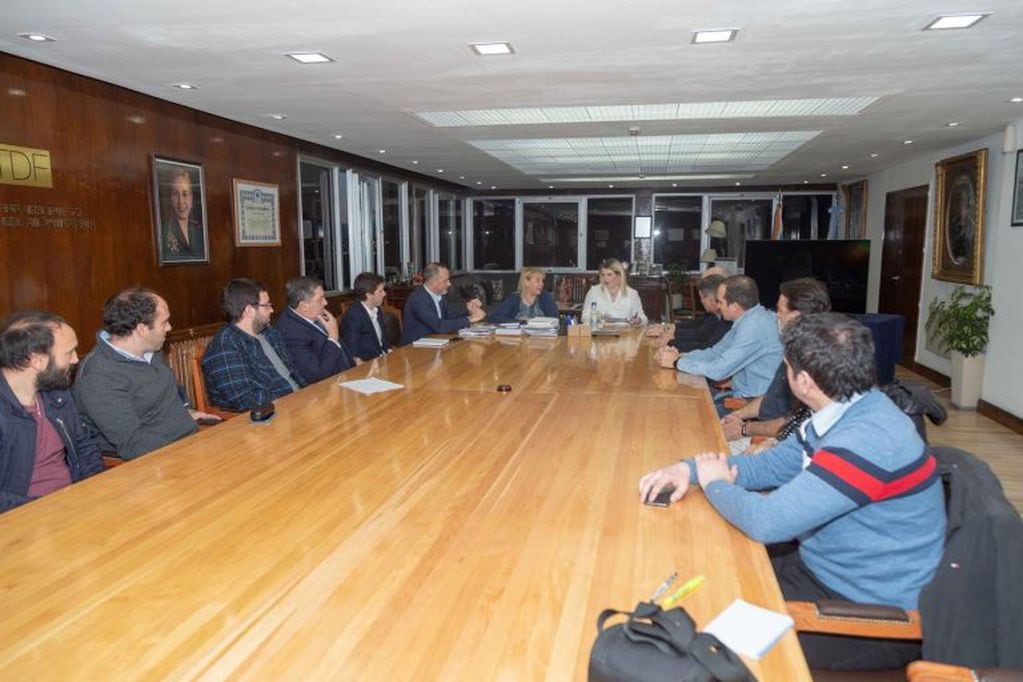 Reunión de Gobernadora Bertone con Cámara de Comercio