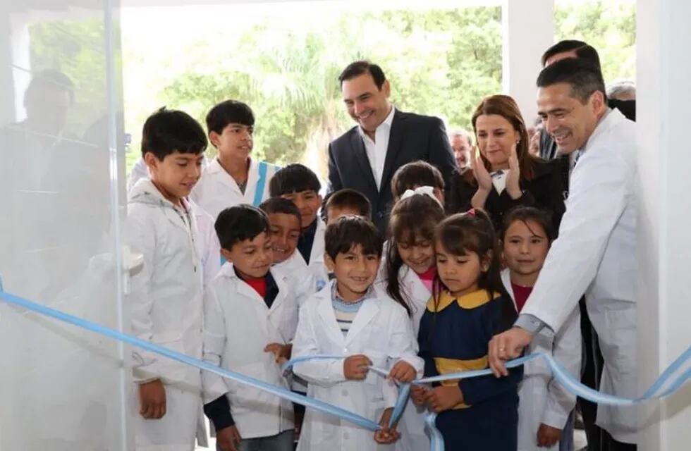 Valdés inauguró una escuela en Mburucuyá. (Foto: @gustavovaldesok)