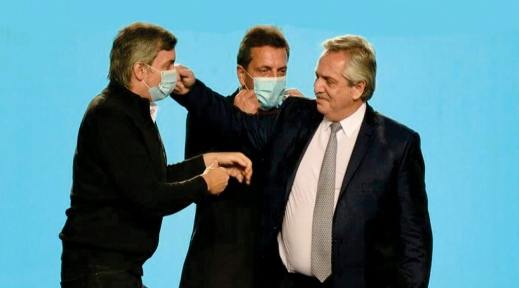 El presidente Fernández saludando a Máximo Kirchner frente a Sergio Massa