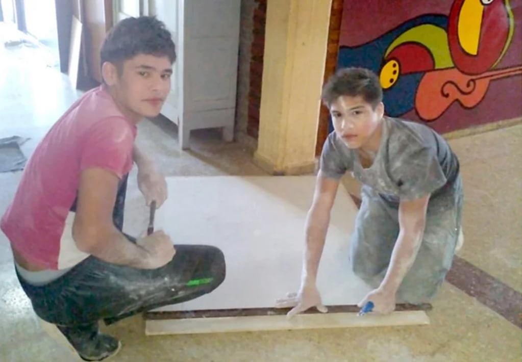 Dos estudiantes de La Pampa se propusieron arreglar ellos mismos su aula.