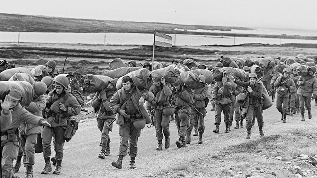 Soldados argentinos llegando a las Malvinas durante los primeros días de abril de 1982.