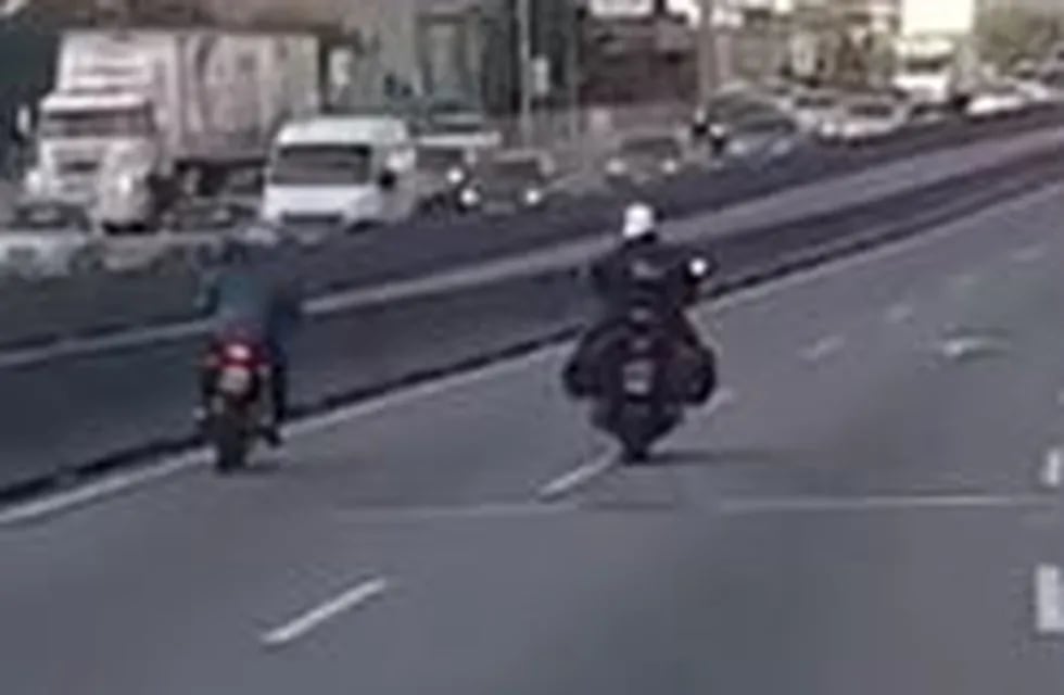 Moto escapa de la policía