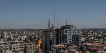 Israel bombardeó un edificio donde funcionaban oficinas periodísticas en Gaza