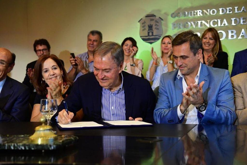 El gobernador Juan Schiaretti y el intendente Ramón Mestre firman el acuerdo por el traspaso de subsidios de la Provincia a la Municipalidad.