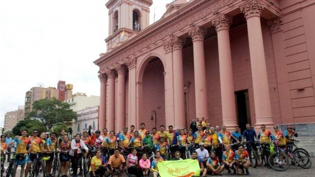 Un grupo de ciclistas de la universidad nacional de Santiago del estero arribó a la capital catamarqueña este domingo.
Foto: Diario El Ancasti