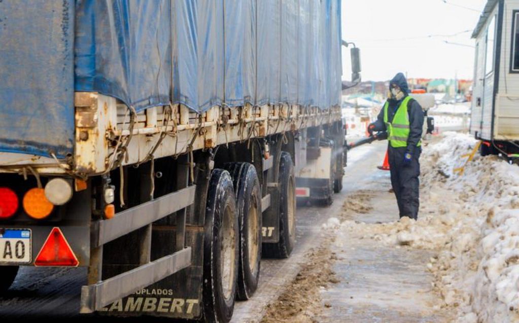 Personal municipal de Medio Ambiente, junto a personal del Sindicato de Camioneros trabajan en la desinfección de los vehículos.