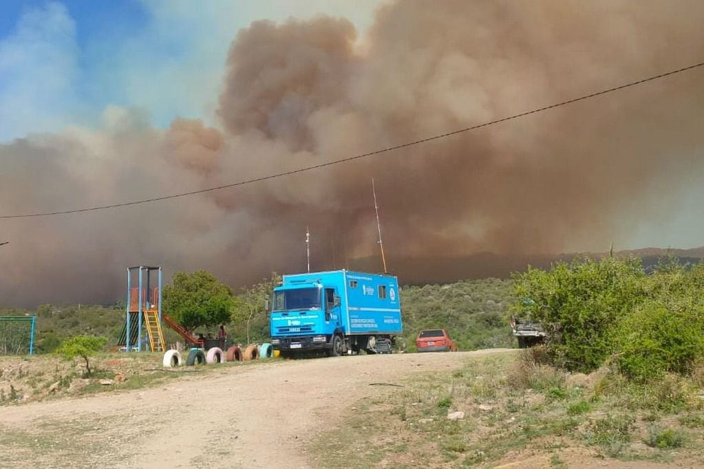 Sigue el combate de los bomberos en el incendo de Tala Cañada. (Prensa Gobierno)