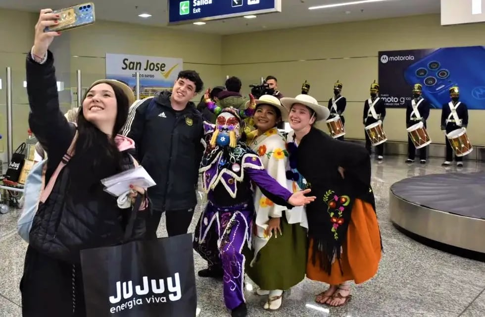 En el inicio del fin de semana largo, el aeropuerto "Horacio Guzmán" es una de las puertas de ingreso del turismo que masivamente llega a Jujuy para la Semana Santa.