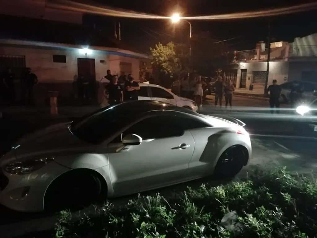 El auto marca Peugeot que los delincuentes quisieron robar en La Tablada.